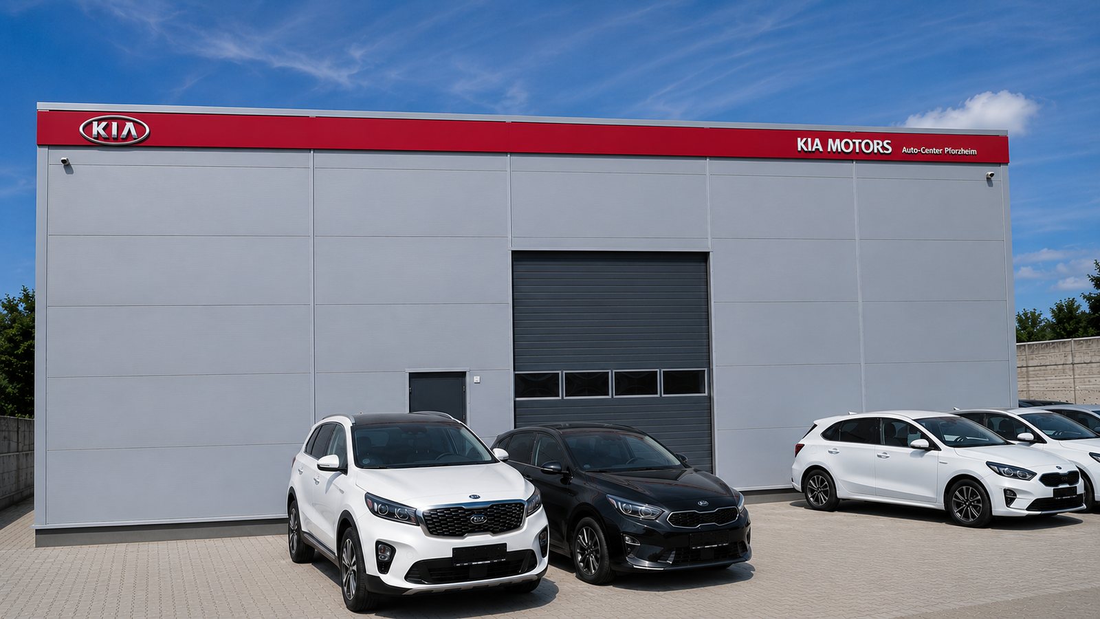 Realisierte Autohaus-Halle mit Fassadenverkleidung und Firmenbeschriftung.