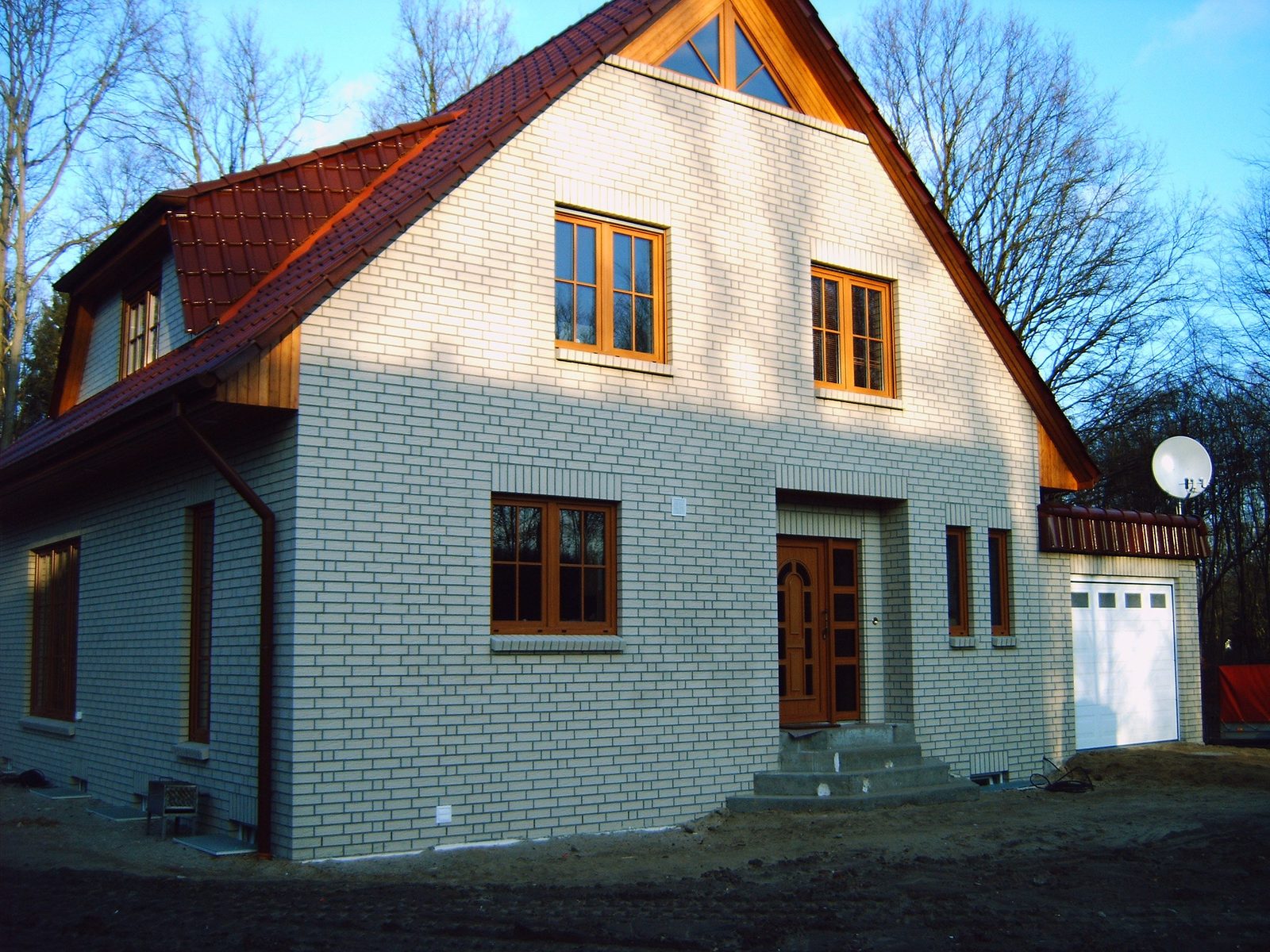 Realisierter Wohnungsneubau, Fassade mit Klinker und Satteldach.